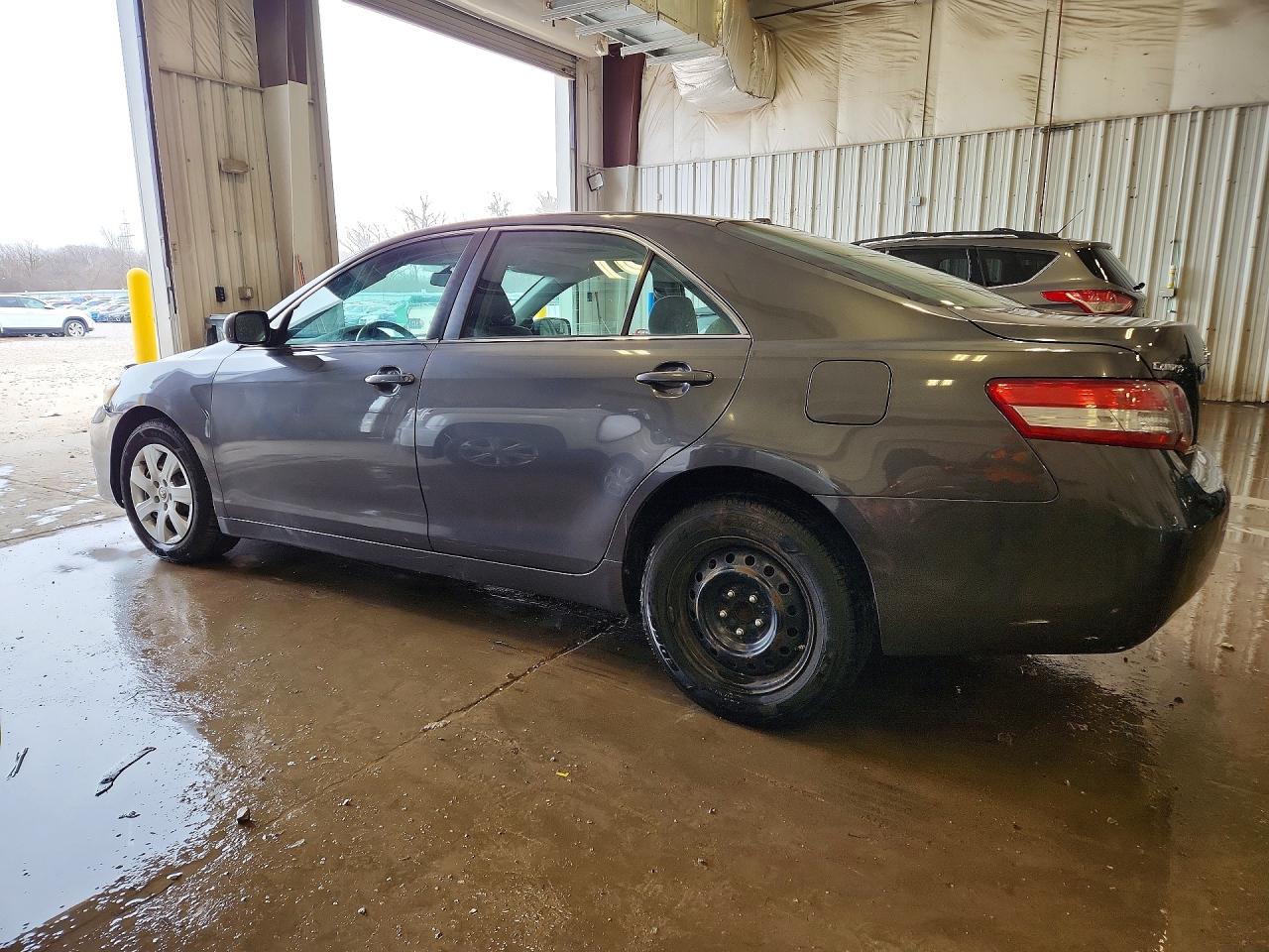 2010 TOYOTA CAMRY LE photo 3