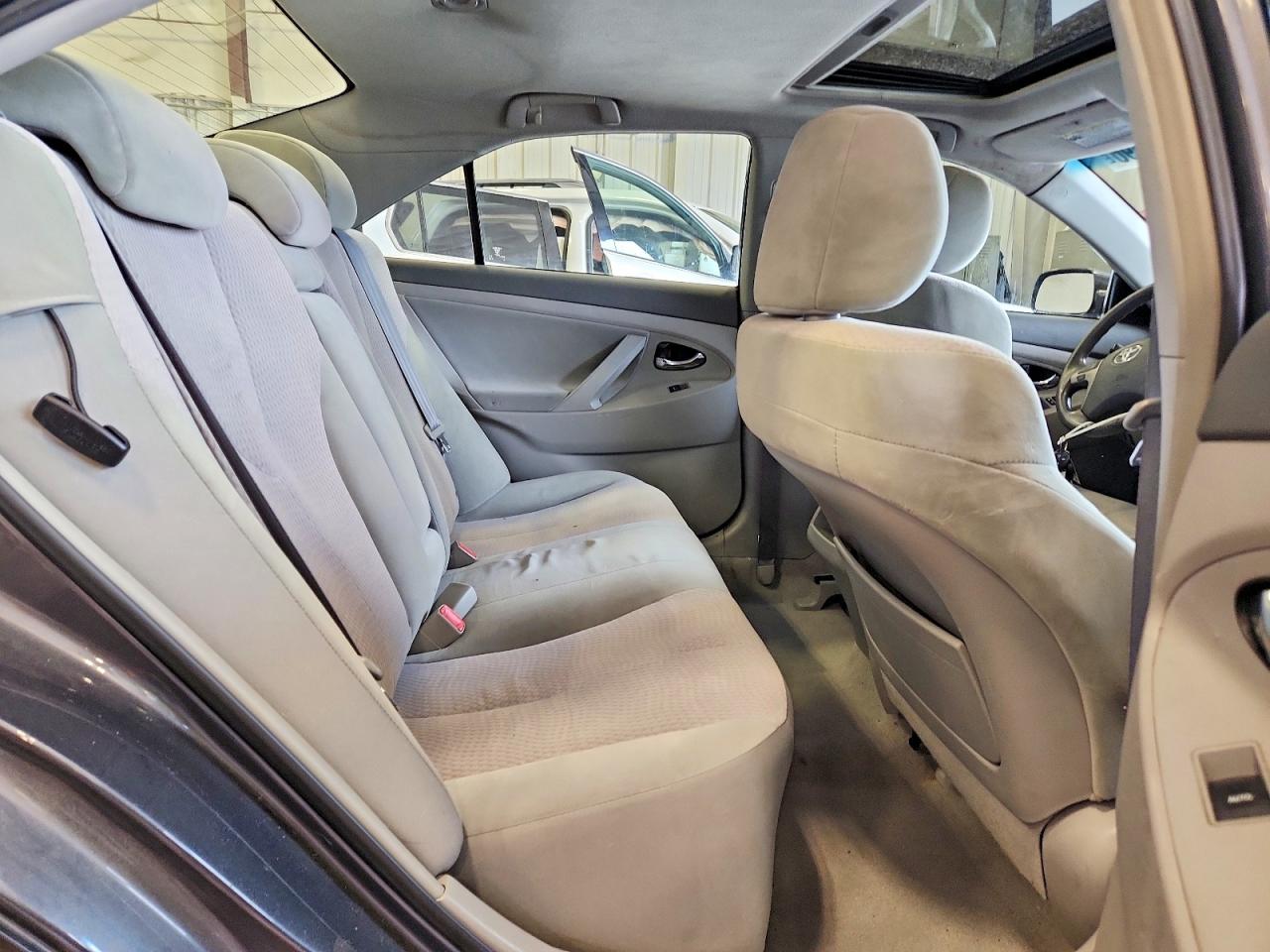 2010 TOYOTA CAMRY LE photo 19