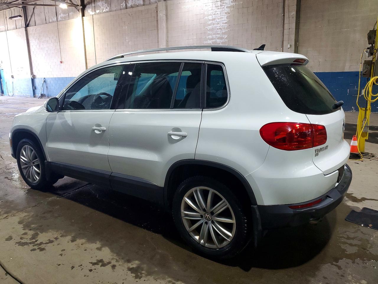 2016 VOLKSWAGEN TIGUAN S photo 2