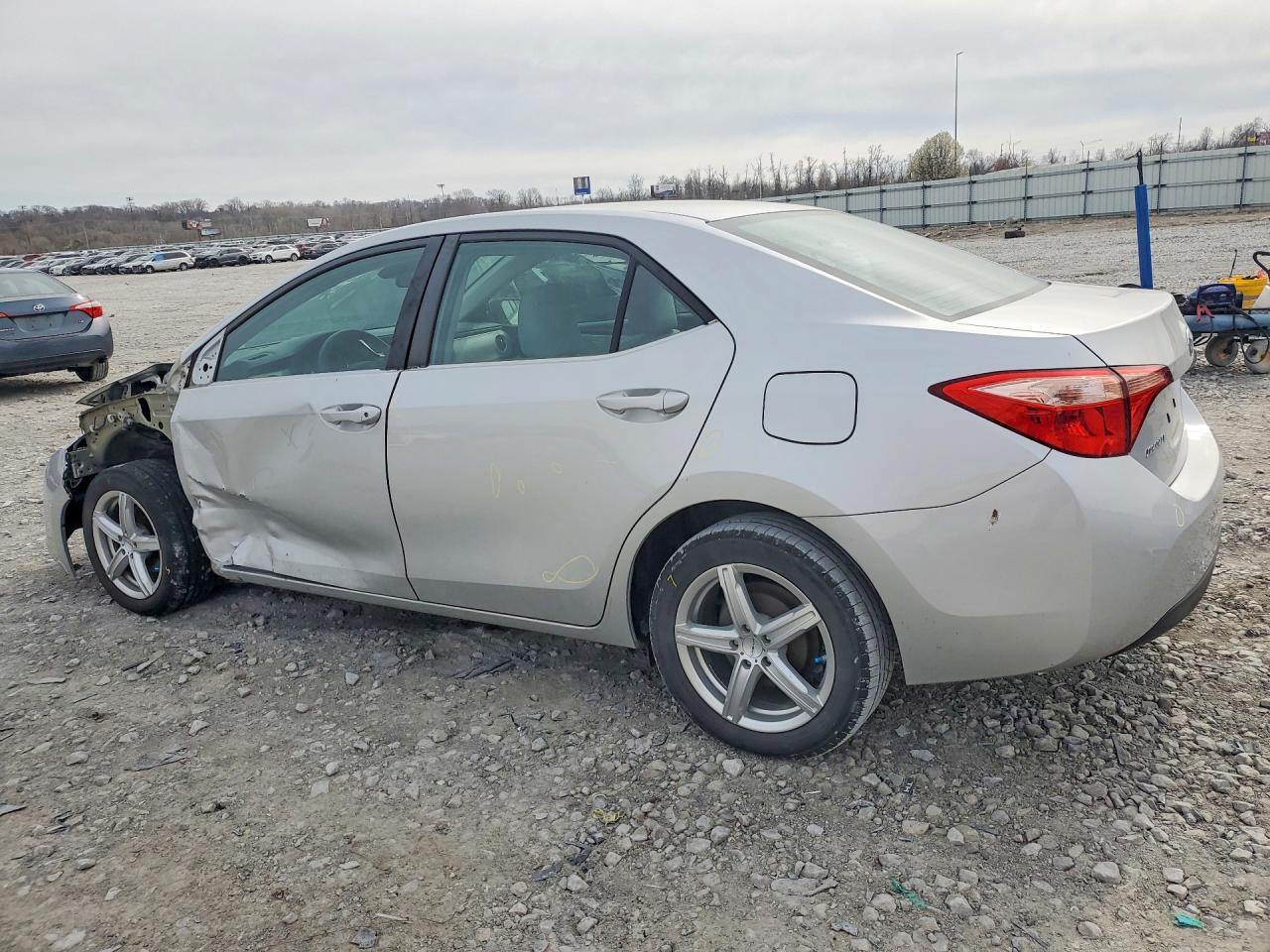 2018 TOYOTA COROLLA LE photo 3