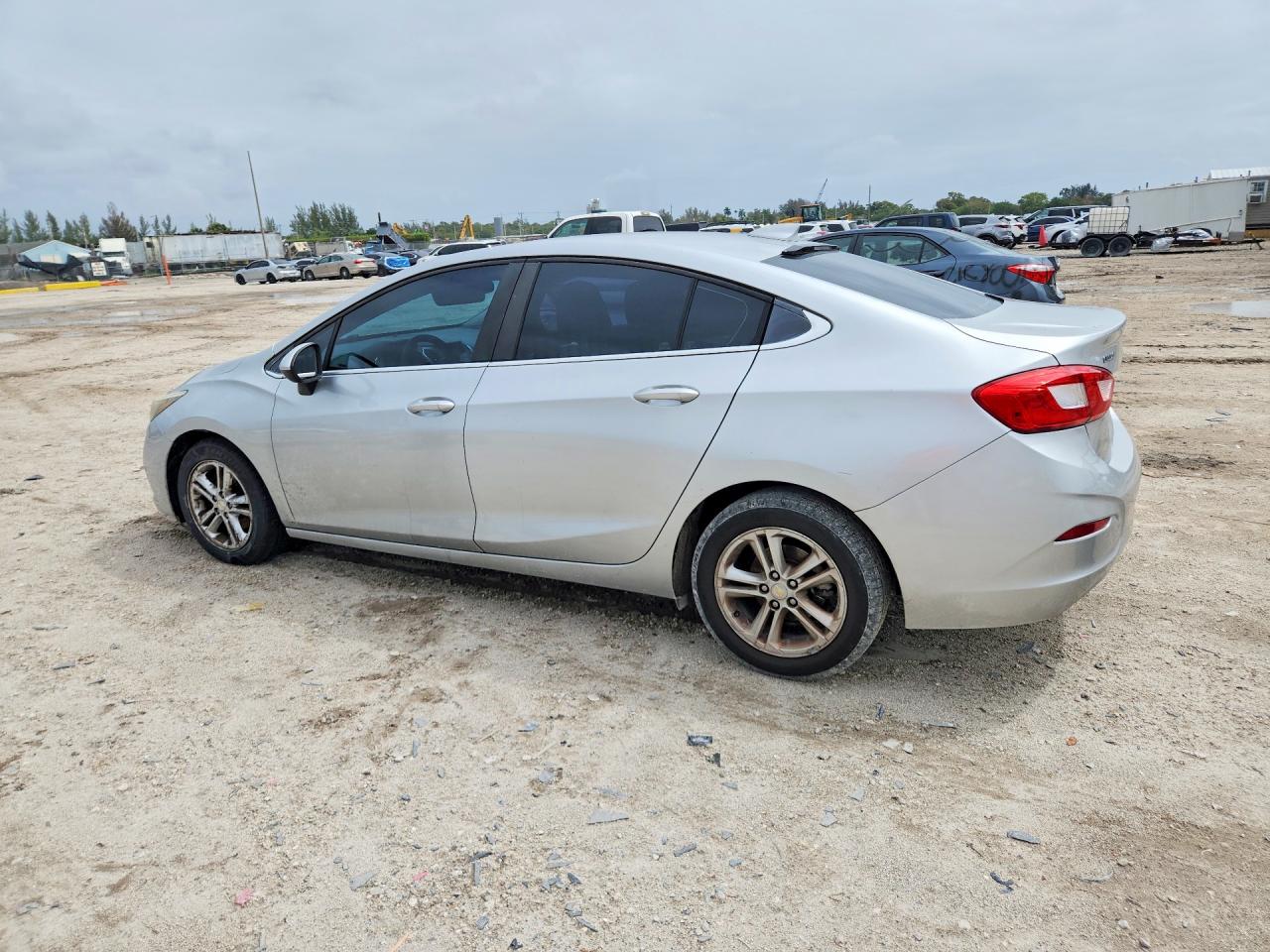 2016 CHEVROLET CRUZE LT photo 2