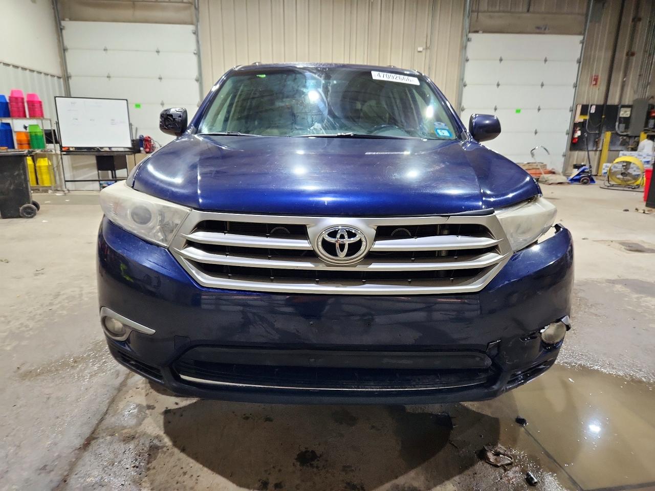 2013 TOYOTA HIGHLANDER SE photo 9