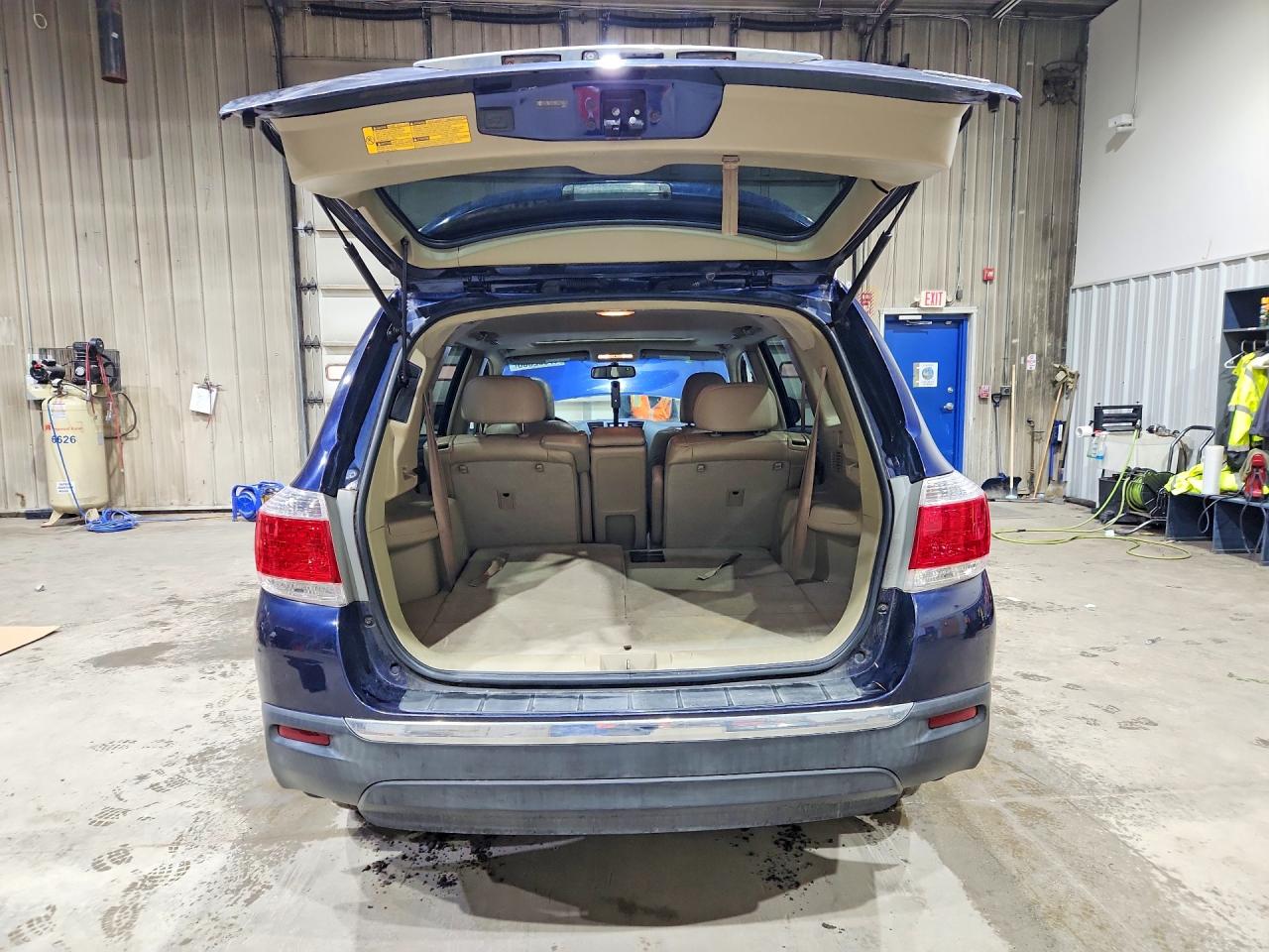 2013 TOYOTA HIGHLANDER SE photo 11