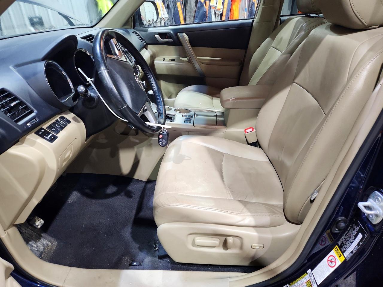 2013 TOYOTA HIGHLANDER SE photo 13