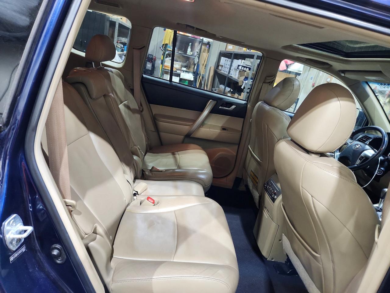 2013 TOYOTA HIGHLANDER SE photo 21