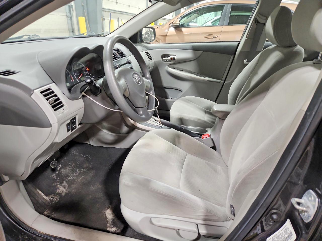 2010 TOYOTA COROLLA LE photo 19