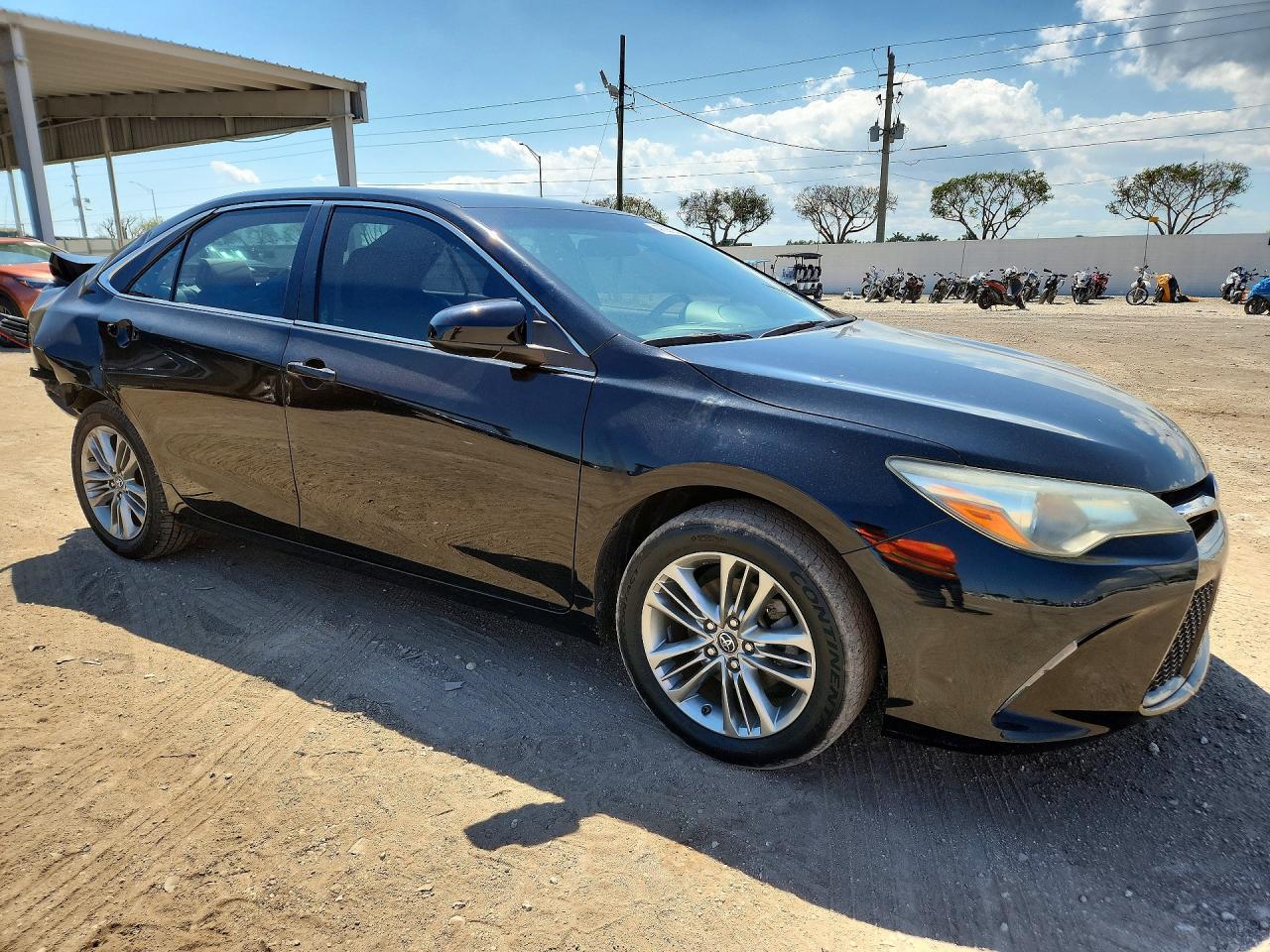 2016 TOYOTA CAMRY SE photo 10