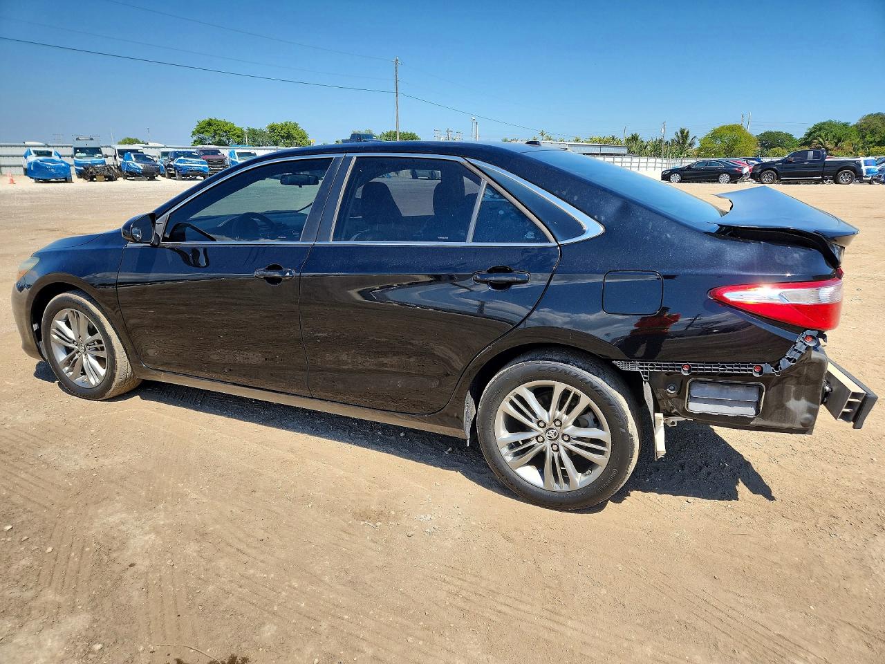 2016 TOYOTA CAMRY SE photo 4