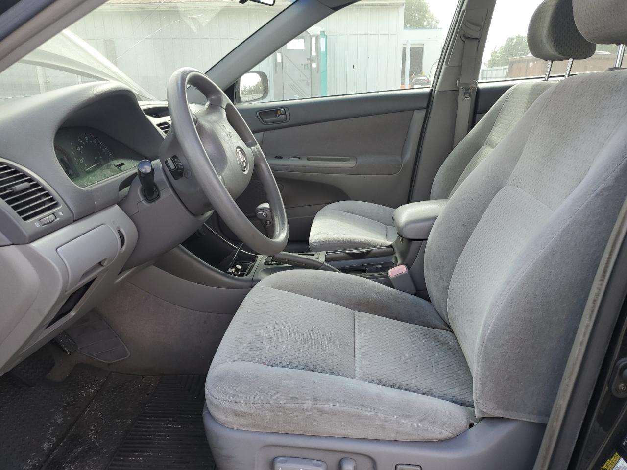 2004 TOYOTA CAMRY LE photo 13
