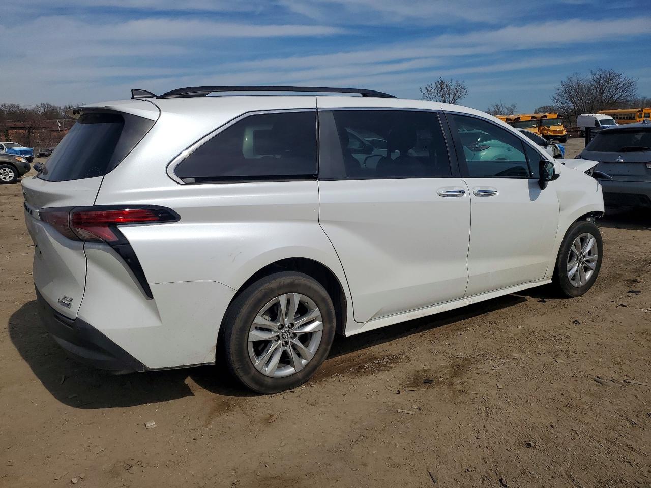 2022 TOYOTA SIENNA XLE 7-PASSENGER photo 3