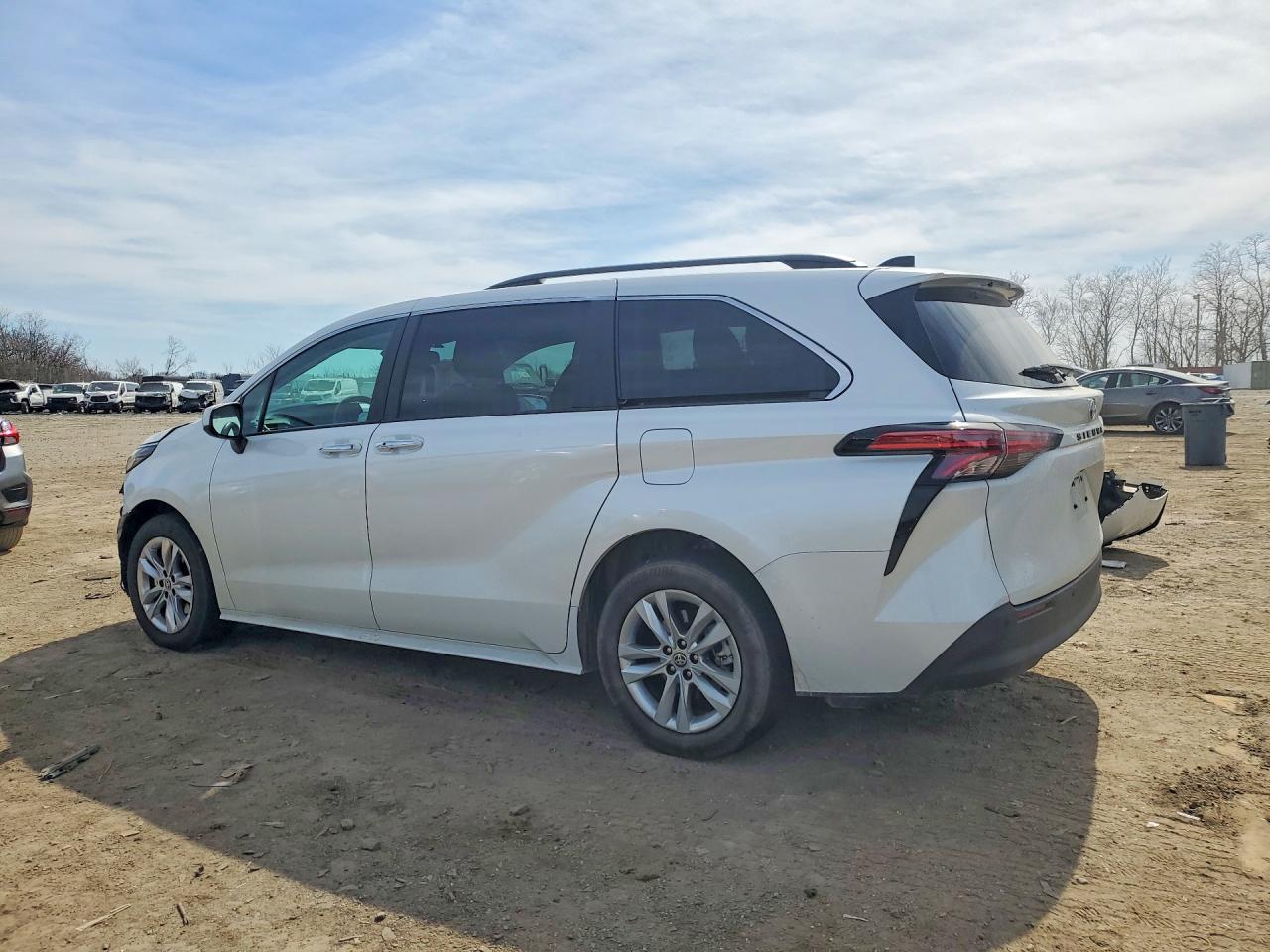 2022 TOYOTA SIENNA XLE 7-PASSENGER photo 2