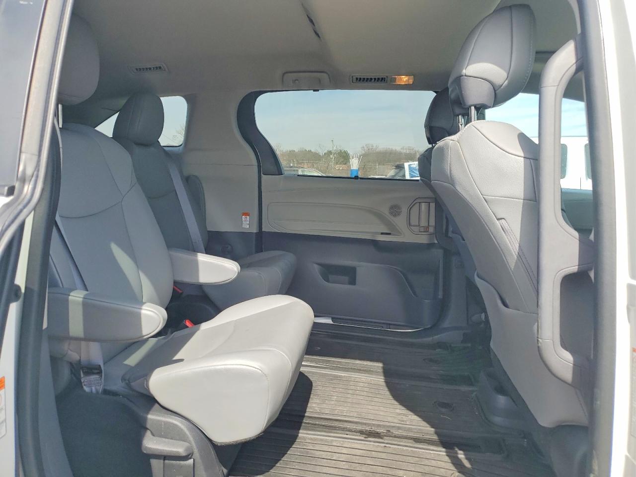 2022 TOYOTA SIENNA XLE 7-PASSENGER photo 11