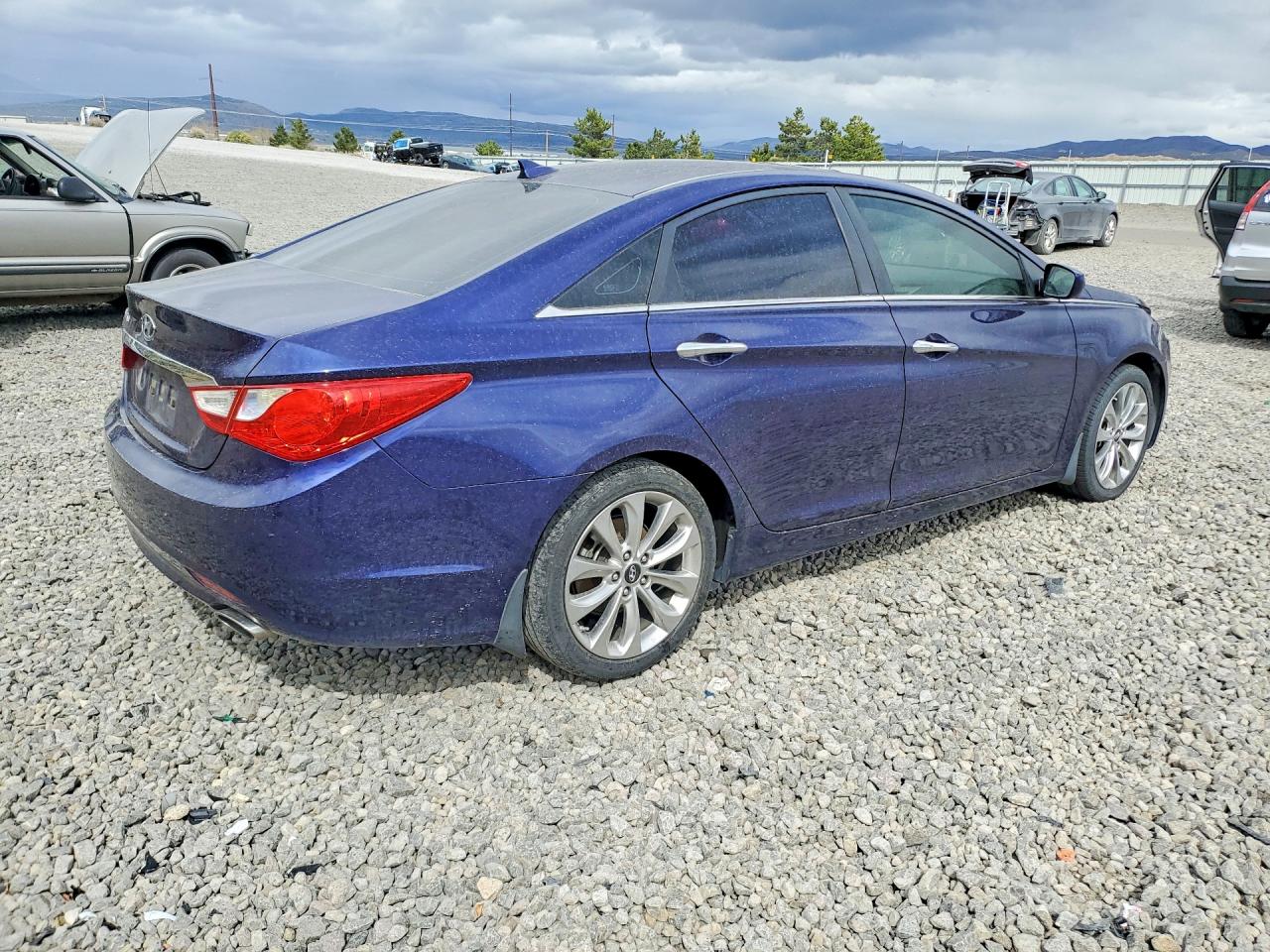 2013 HYUNDAI SONATA SE photo 3