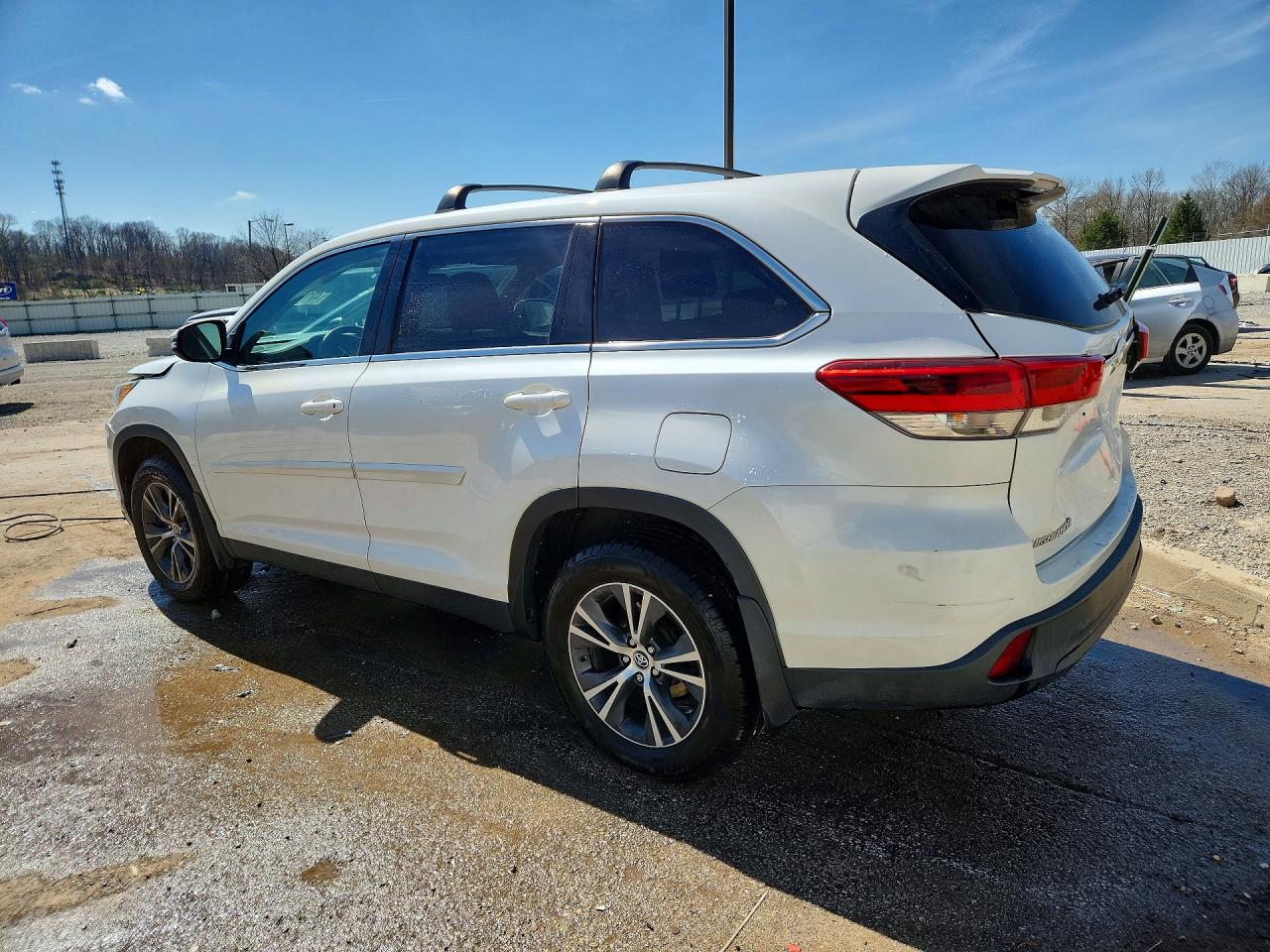 2019 TOYOTA HIGHLANDER LE photo 3