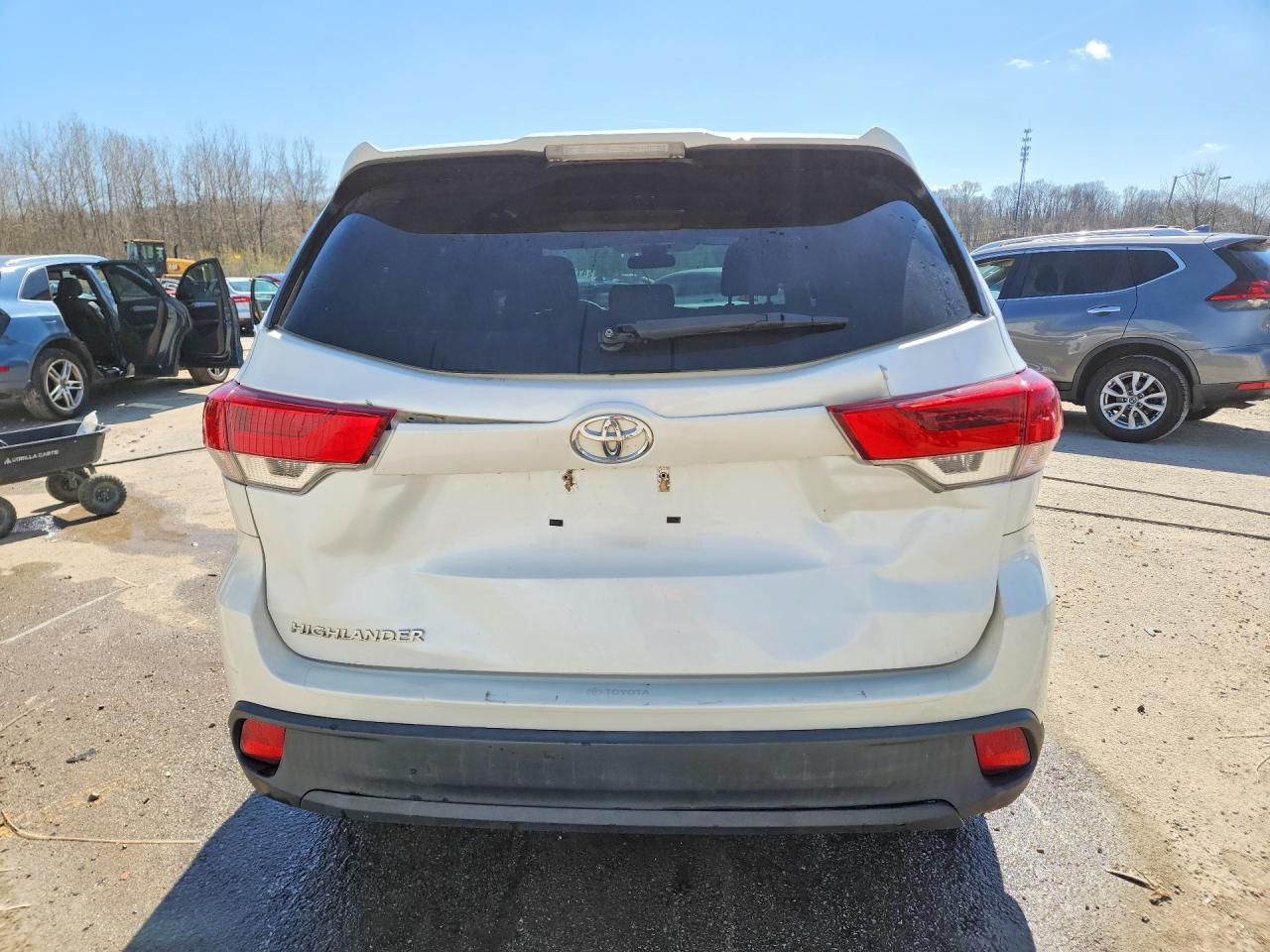 2019 TOYOTA HIGHLANDER LE photo 11