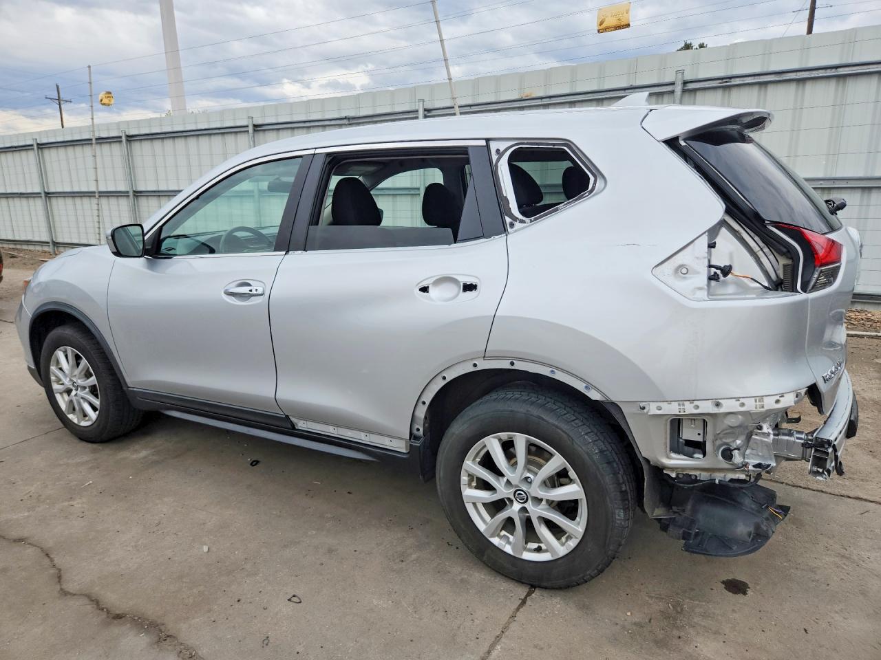 2018 NISSAN ROGUE SV photo 2