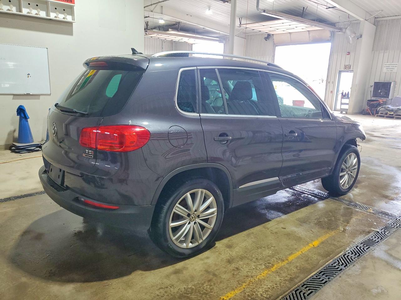 2016 VOLKSWAGEN TIGUAN S photo 3