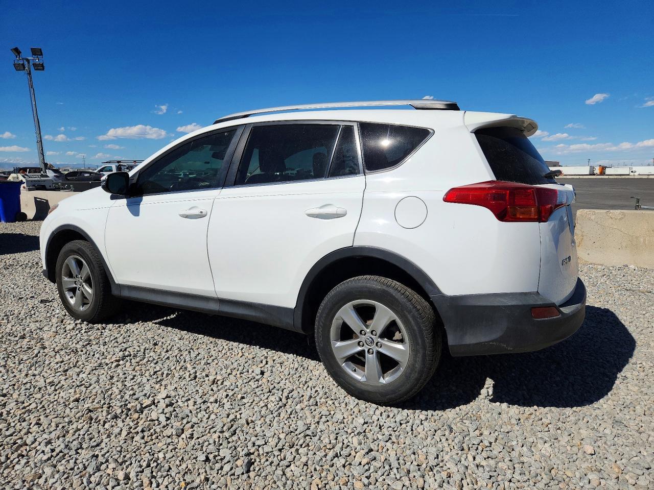 2015 TOYOTA RAV4 XLE photo 3