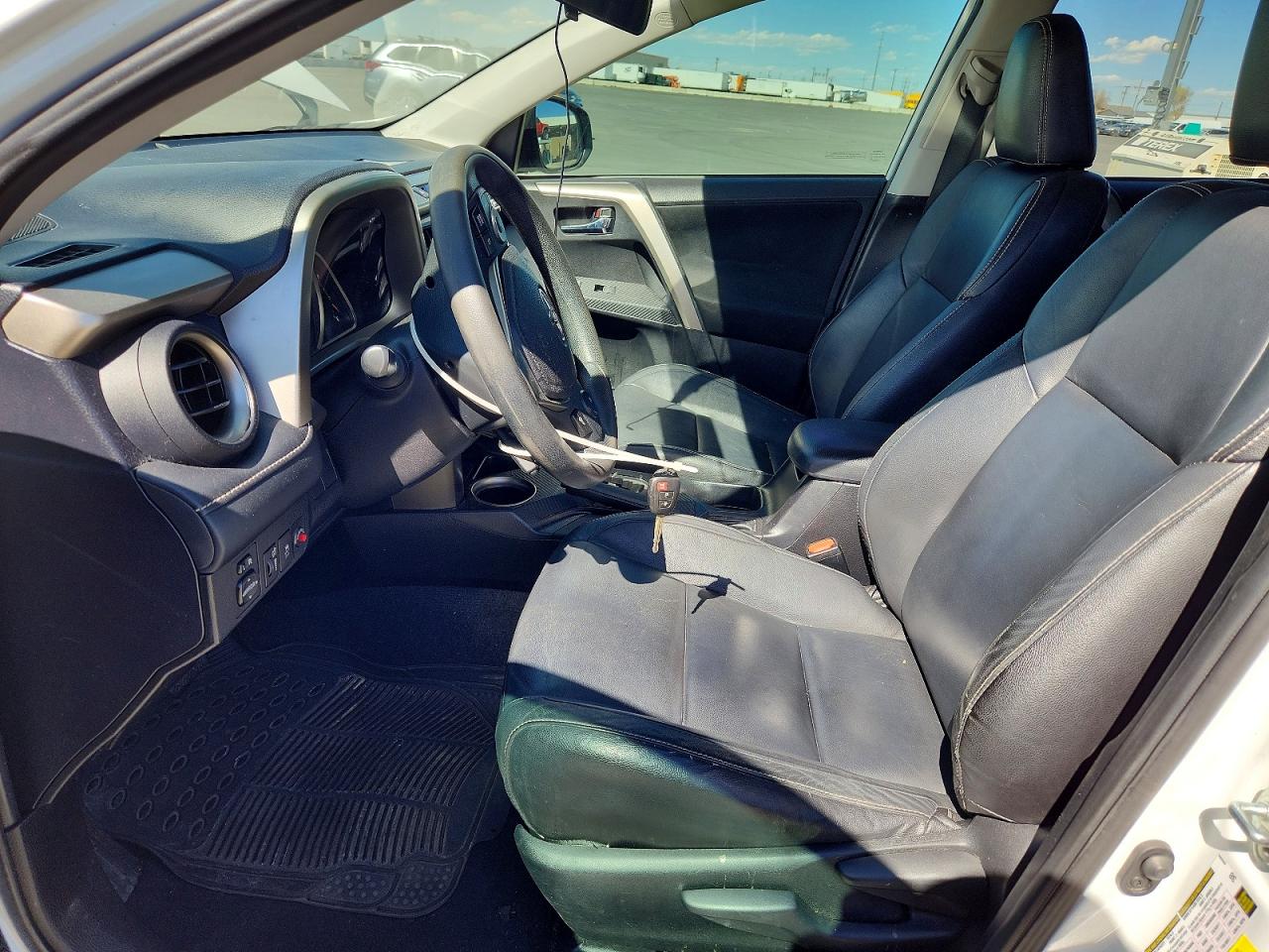 2015 TOYOTA RAV4 XLE photo 13