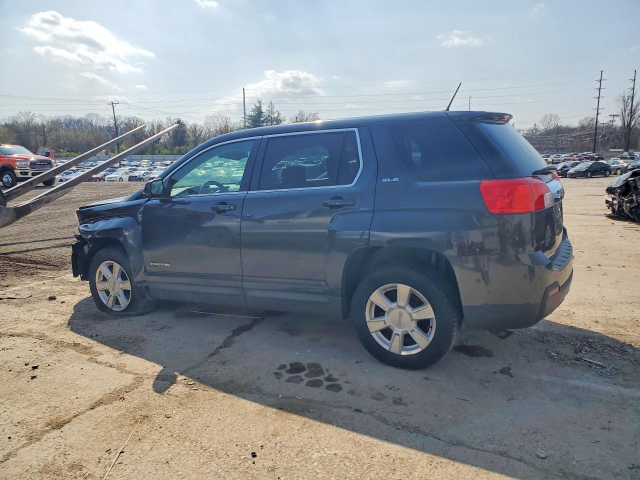 2013 GMC TERRAIN SLE photo 2
