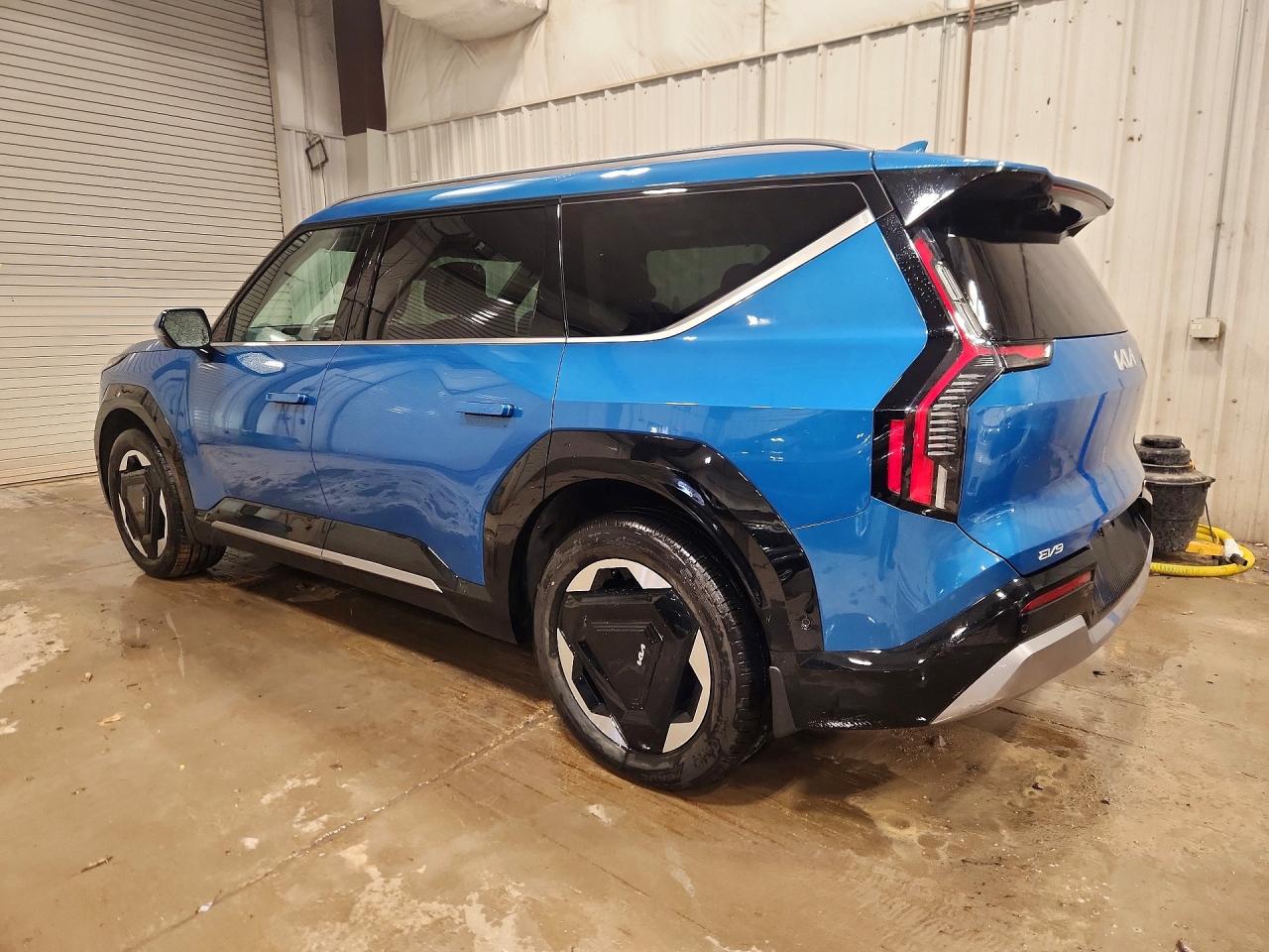 2024 KIA EV9 LAND photo 2