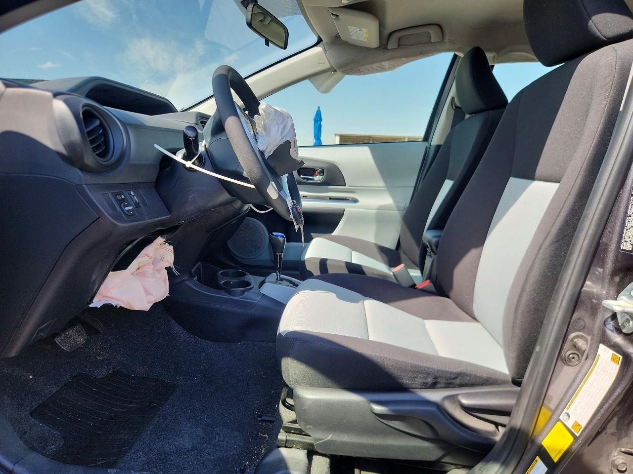 2013 TOYOTA PRIUS C TWO photo 19