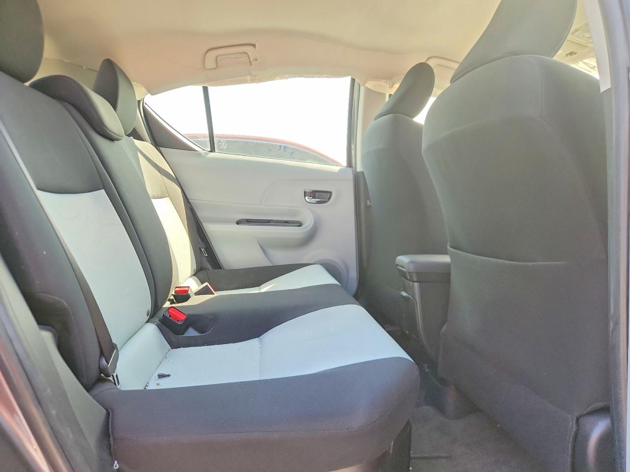 2013 TOYOTA PRIUS C TWO photo 28
