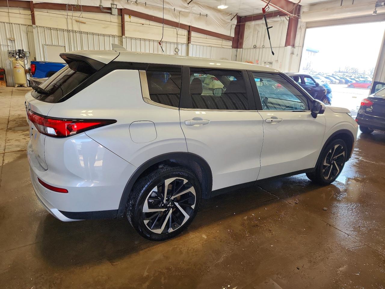 2024 MITSUBISHI OUTLANDER SE photo 3