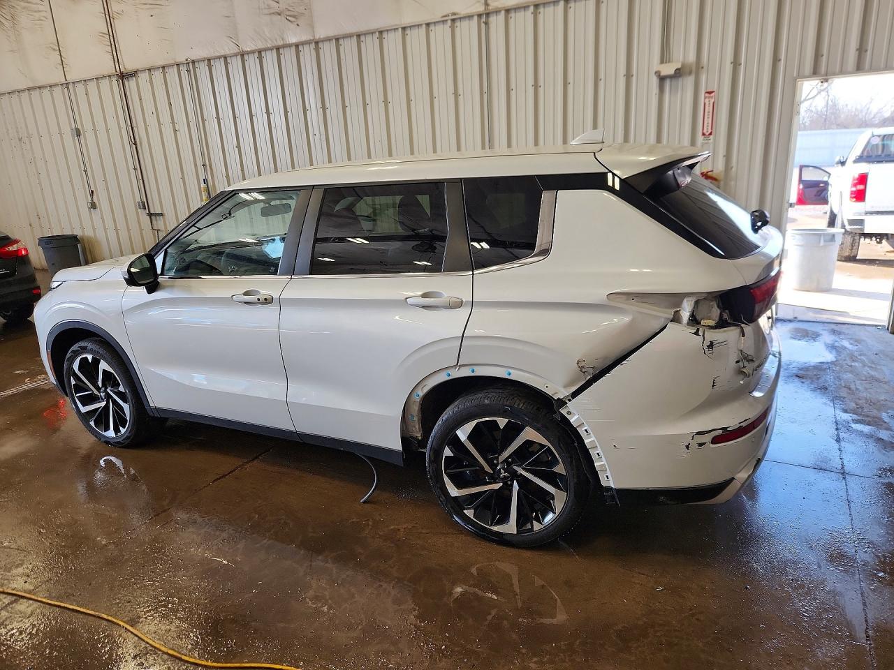 2024 MITSUBISHI OUTLANDER SE photo 2