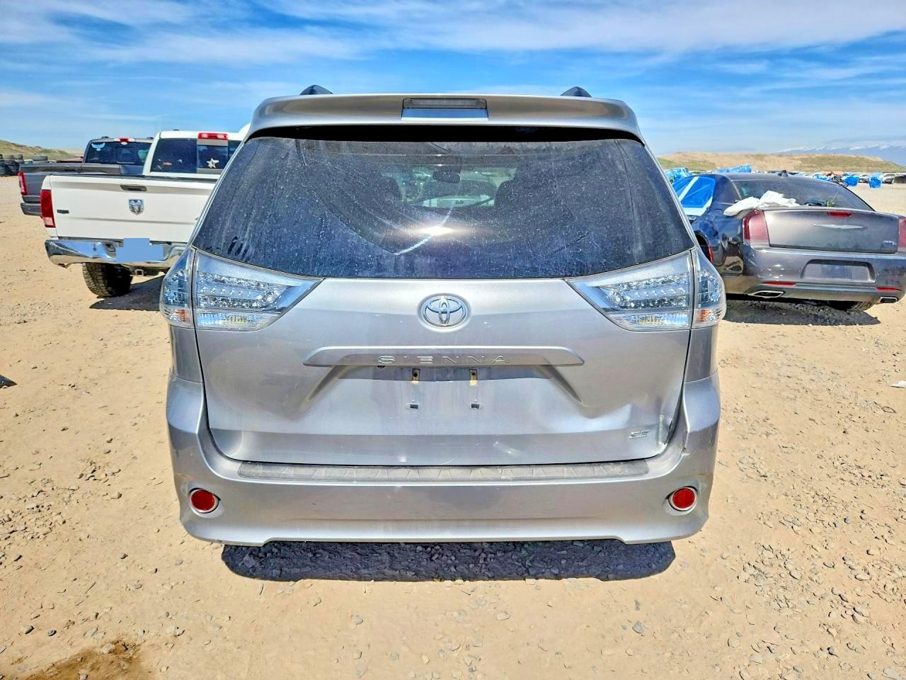 2017 TOYOTA SIENNA SE PREMIUM 8-PASSENGER photo 16