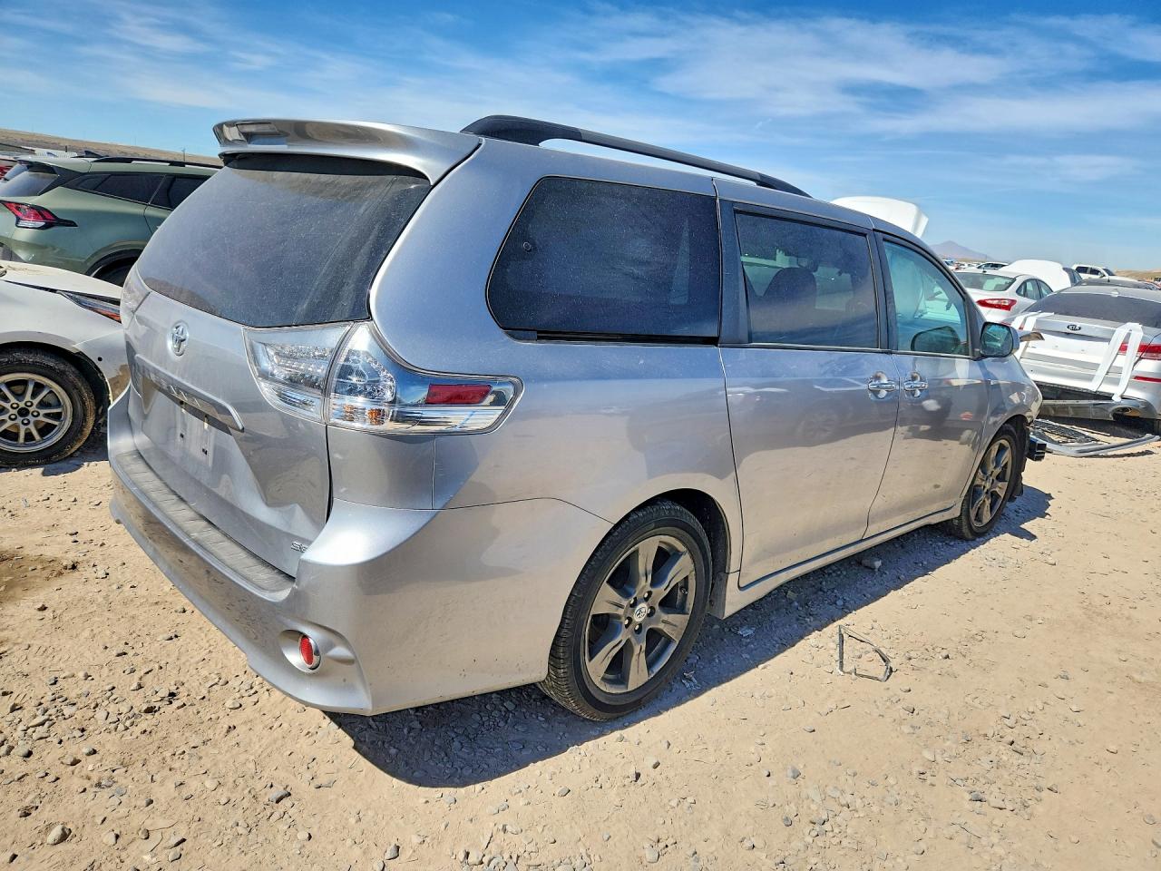 2017 TOYOTA SIENNA SE PREMIUM 8-PASSENGER photo 7