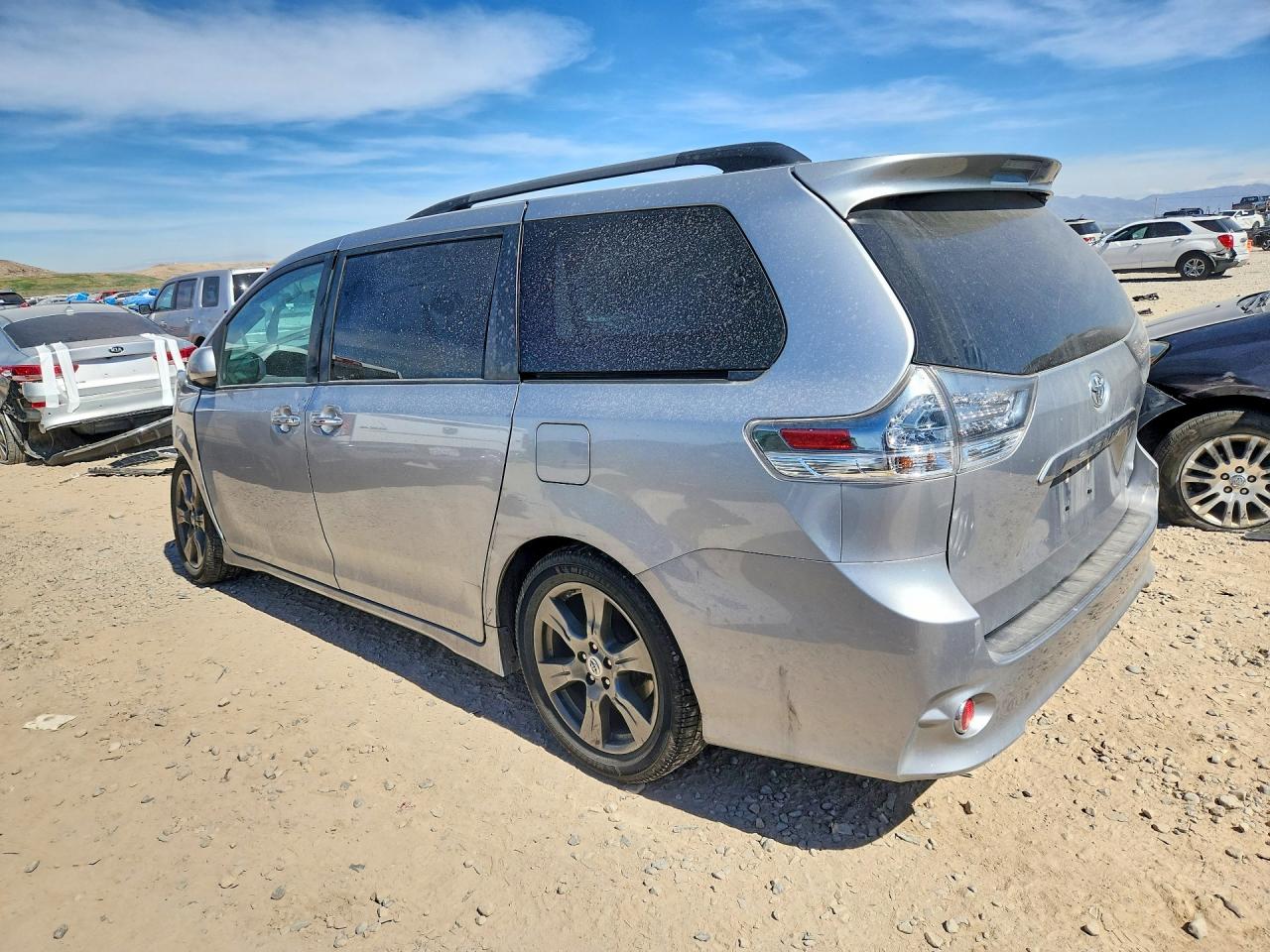 2017 TOYOTA SIENNA SE PREMIUM 8-PASSENGER photo 4