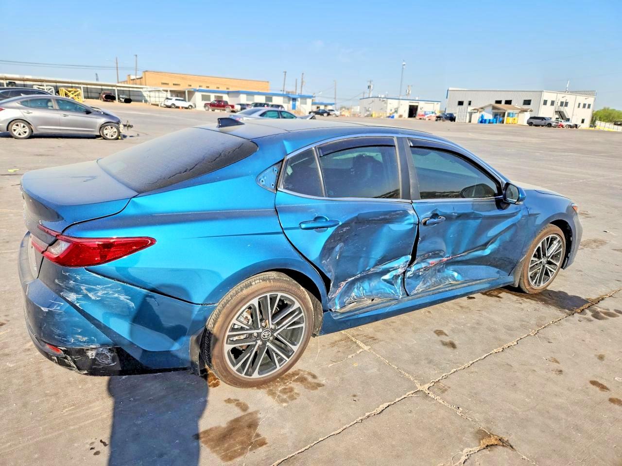 2025 TOYOTA CAMRY XLE photo 5