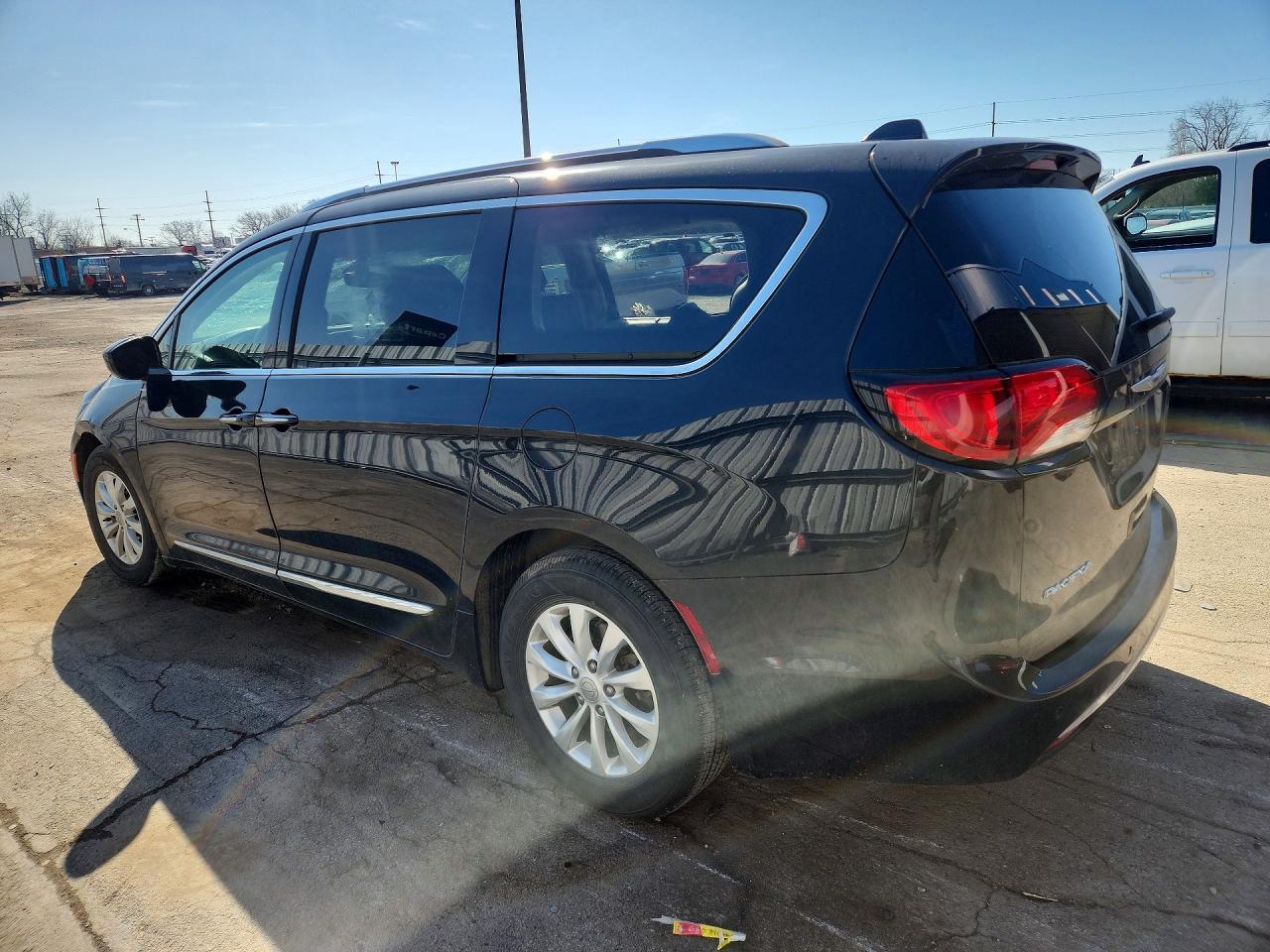 2019 CHRYSLER PACIFICA TOURING L photo 4