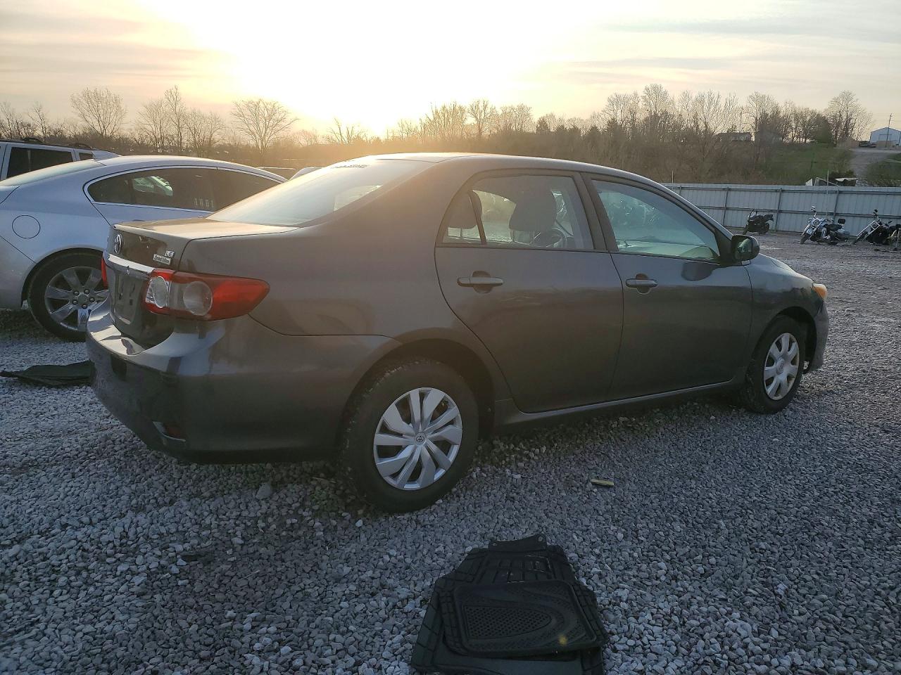 2011 TOYOTA COROLLA LE photo 3