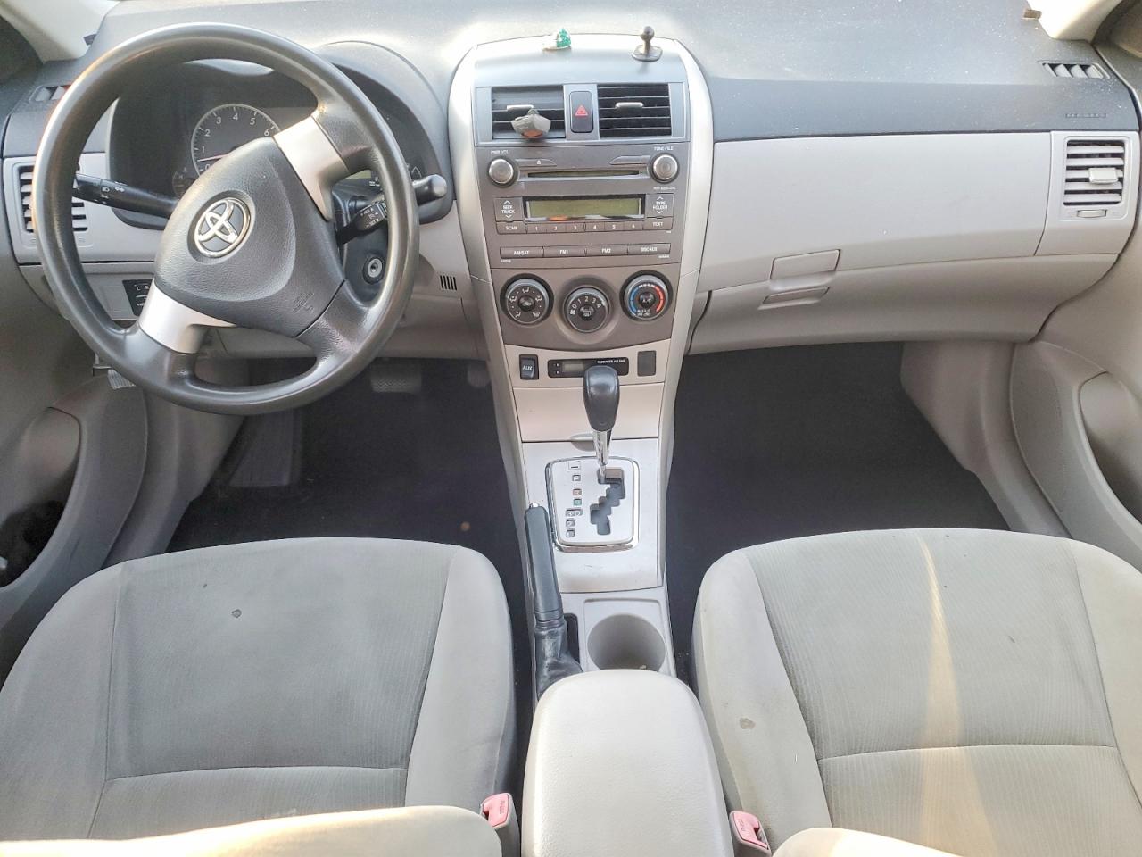 2011 TOYOTA COROLLA LE photo 8