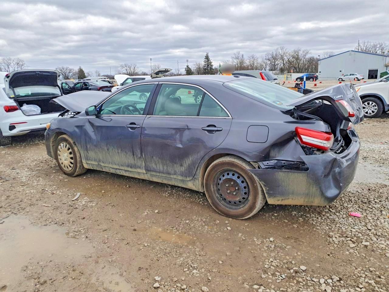 2011 TOYOTA CAMRY LE photo 3