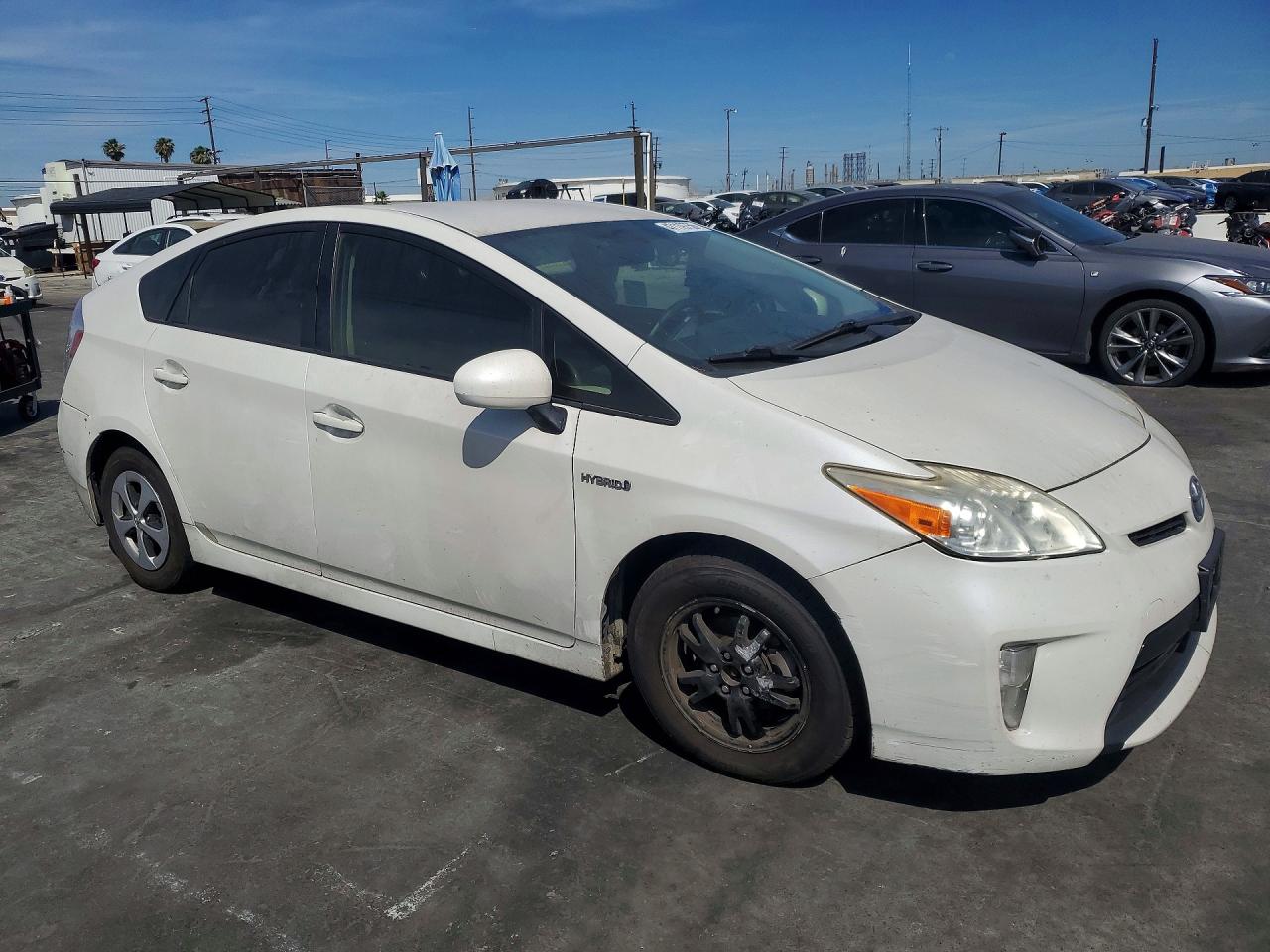 2014 TOYOTA PRIUS THREE photo 4
