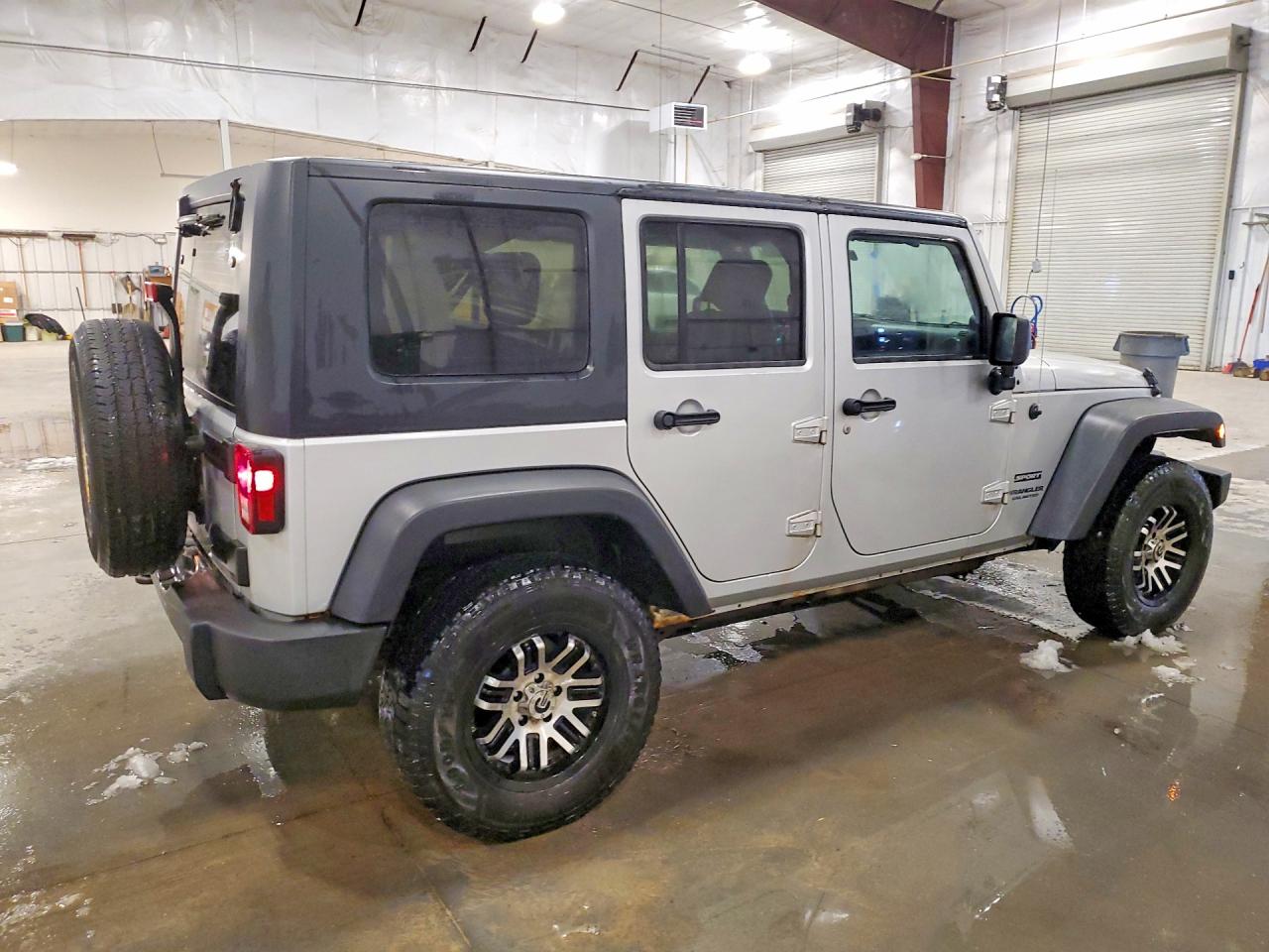 2010 JEEP WRANGLER UNLIMITED SPORT photo 5