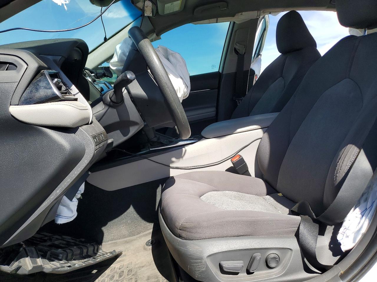 2020 TOYOTA CAMRY LE photo 13