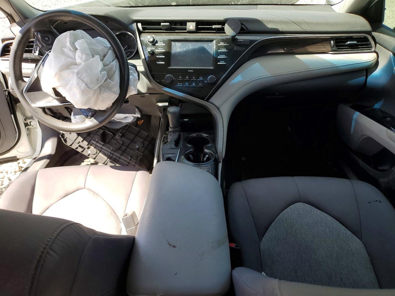2020 TOYOTA CAMRY LE photo 15