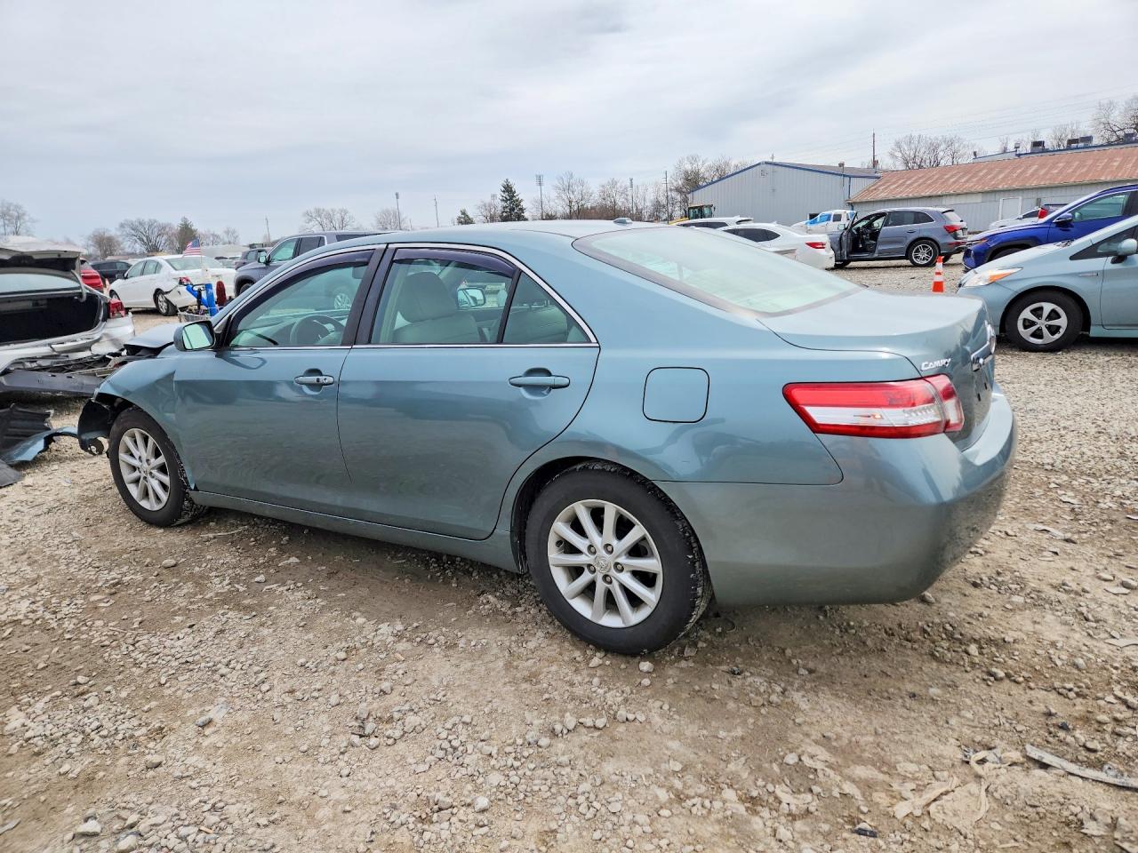 2011 TOYOTA CAMRY XLE photo 3