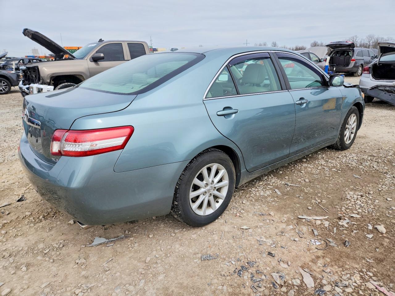 2011 TOYOTA CAMRY XLE photo 5