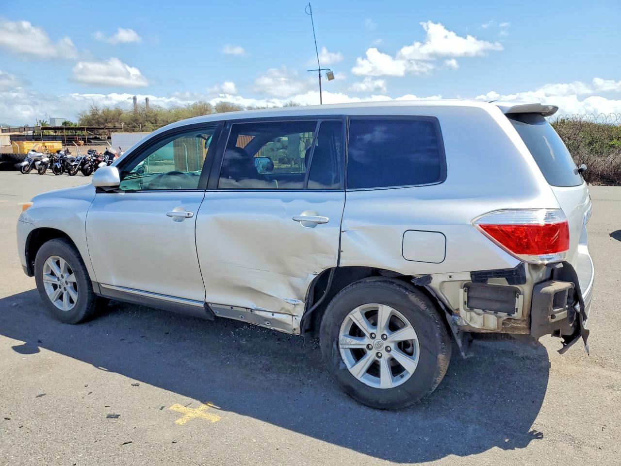 2013 TOYOTA HIGHLANDER BASE photo 2