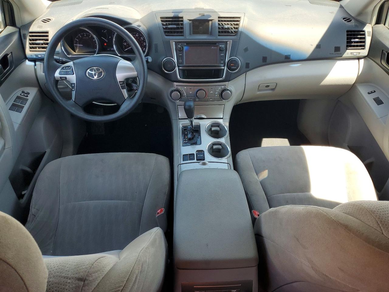 2013 TOYOTA HIGHLANDER BASE photo 8