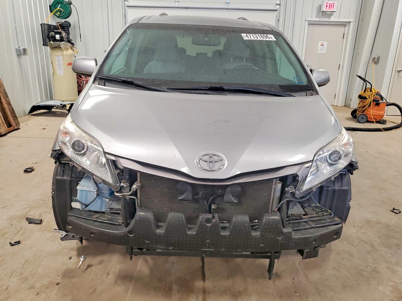 2017 TOYOTA SIENNA XLE PREMIUM 7-PASSENGER photo 5