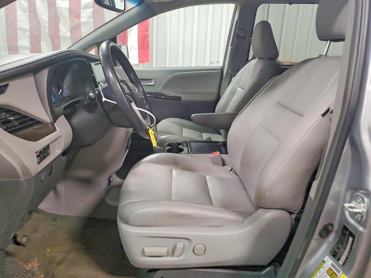 2017 TOYOTA SIENNA XLE PREMIUM 7-PASSENGER photo 7