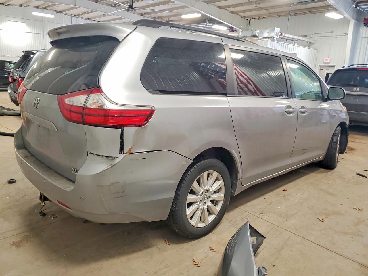 2017 TOYOTA SIENNA XLE PREMIUM 7-PASSENGER photo 3