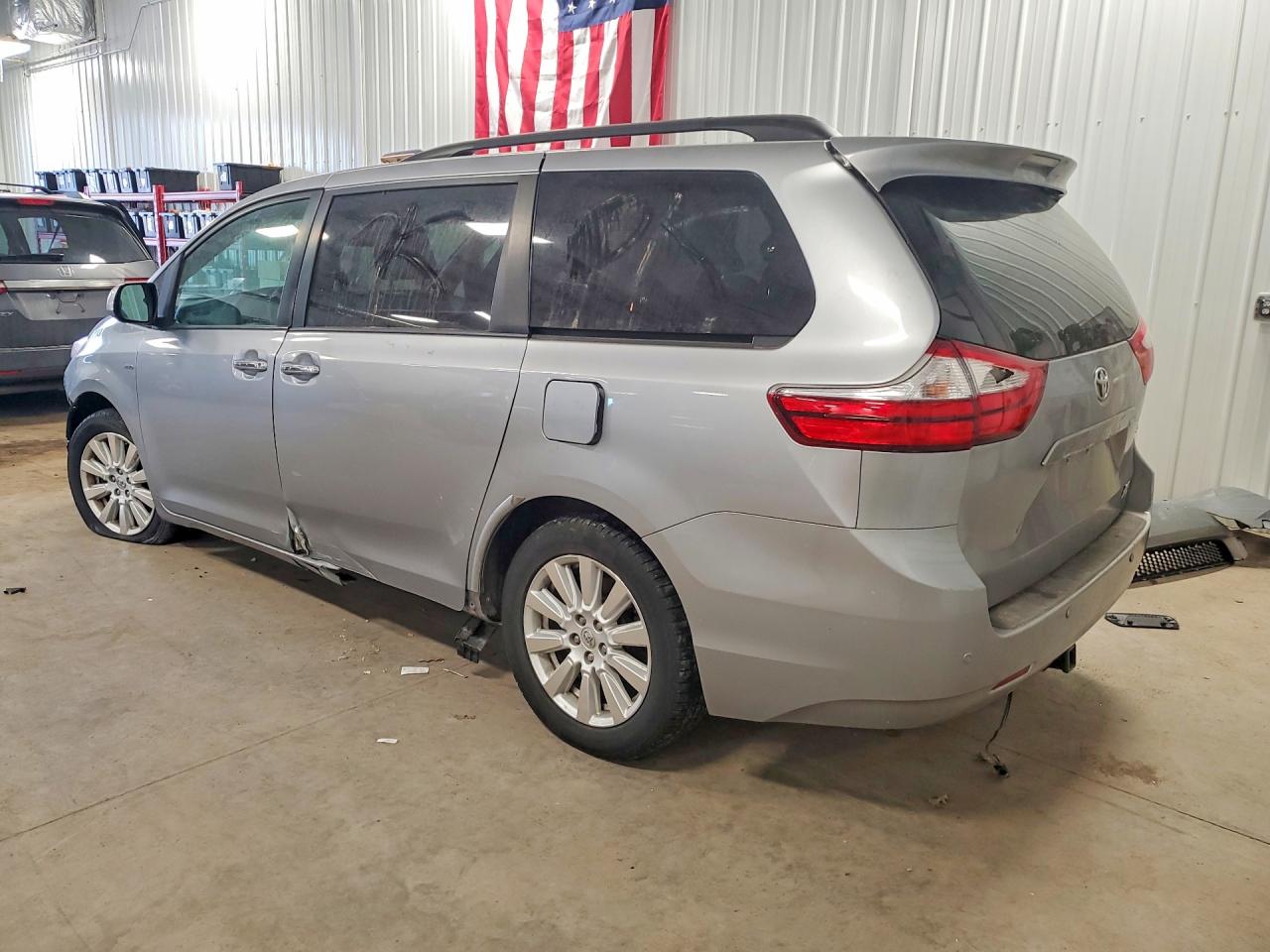 2017 TOYOTA SIENNA XLE PREMIUM 7-PASSENGER photo 2