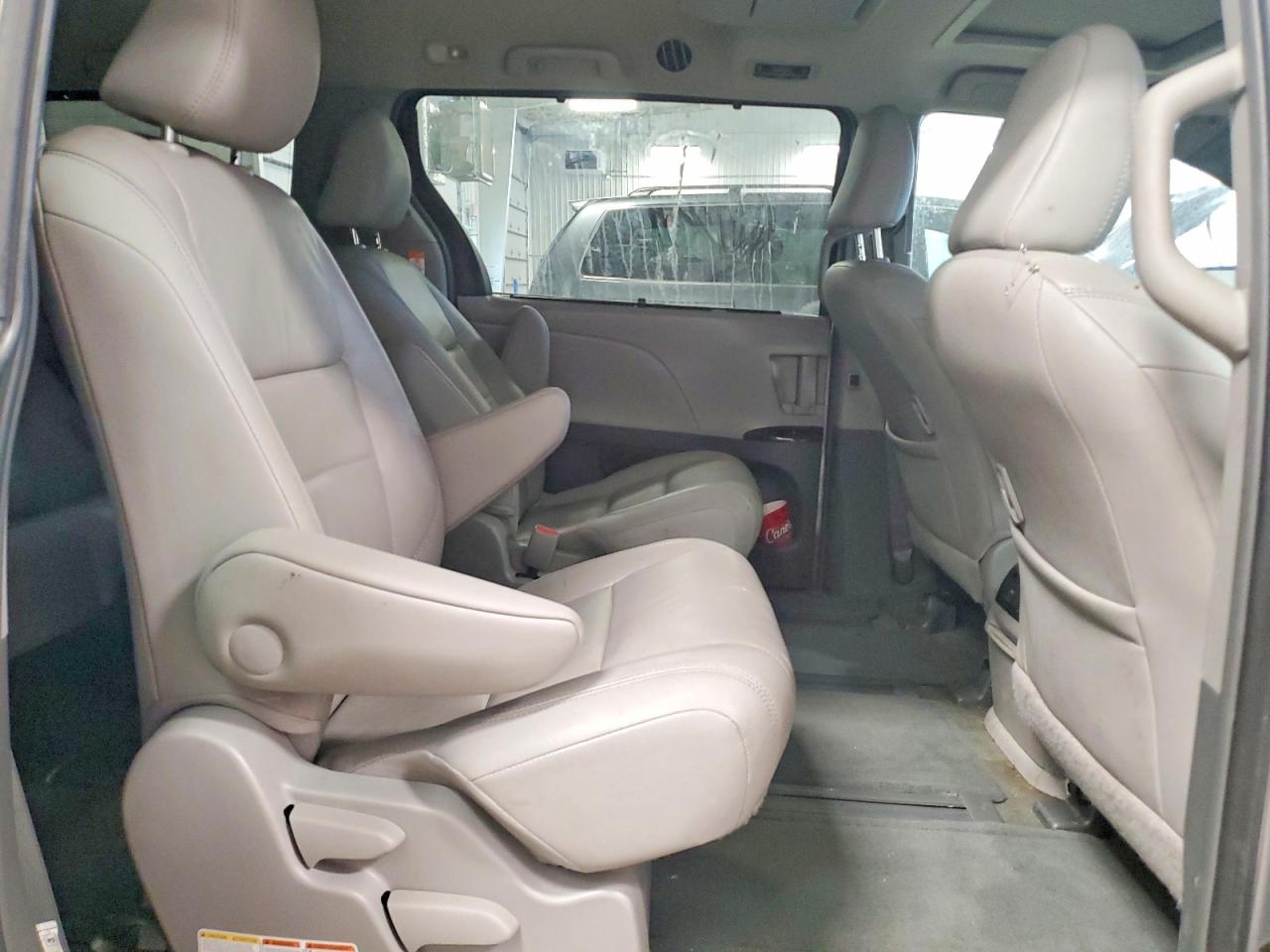 2017 TOYOTA SIENNA XLE PREMIUM 7-PASSENGER photo 11